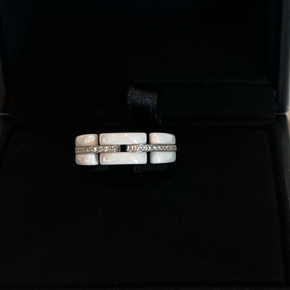 COPY - Chanel Ultra ring in high tech white ceramic and Diamonds - Picture 3 of 6
